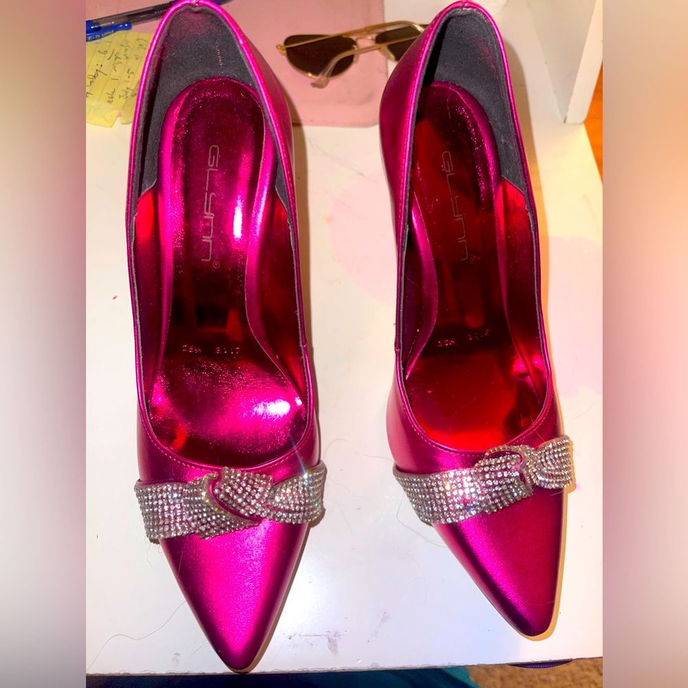 Never used pink heels, beautiful for any occasion. Please make an offer :)